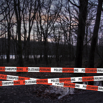 Keine Bestrafung für den Mörder der 1981 umgebrachten Frederike von Möhlmann Polizeiabsperrband vor einem Waldstück in der Dämmerung